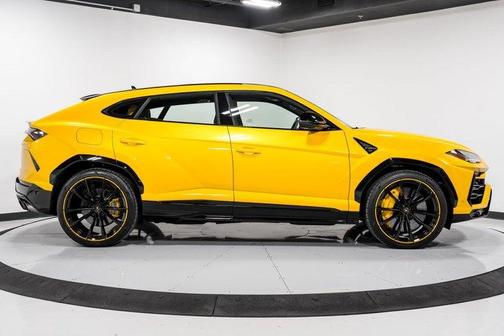 2021 Lamborghini Urus Pearl Capsule
