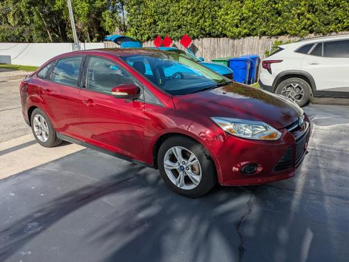 Red 2013 Ford Focus SE