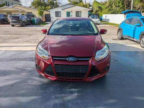 Red 2013 Ford Focus SE