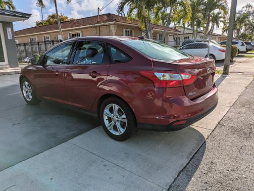 Red 2013 Ford Focus SE