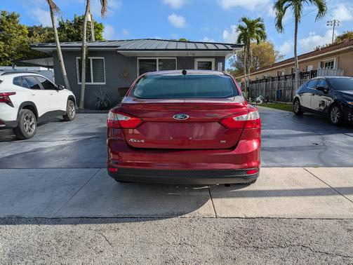 Red 2013 Ford Focus SE