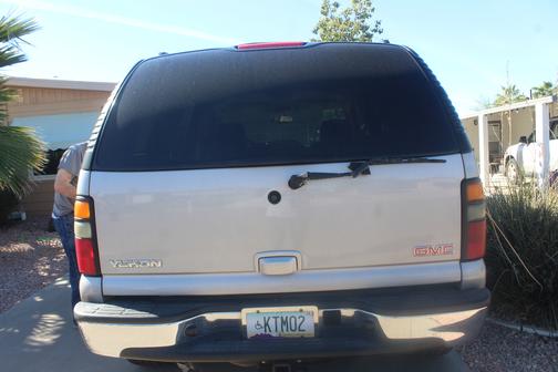 Beige 2004 GMC Yukon SLE