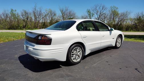White 2000 Pontiac Bonneville SLE