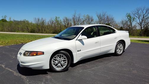 White 2000 Pontiac Bonneville SLE