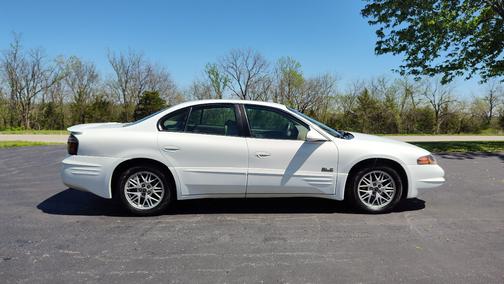 White 2000 Pontiac Bonneville SLE
