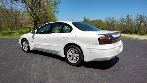 White 2000 Pontiac Bonneville SLE