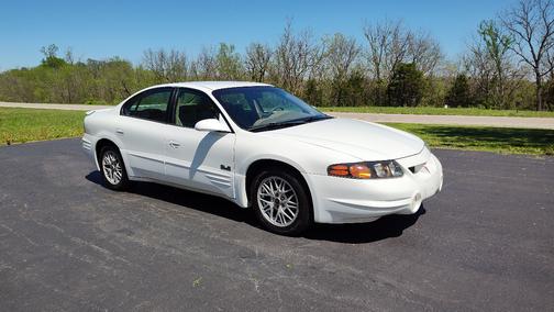 White 2000 Pontiac Bonneville SLE