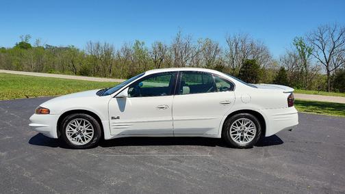 White 2000 Pontiac Bonneville SLE