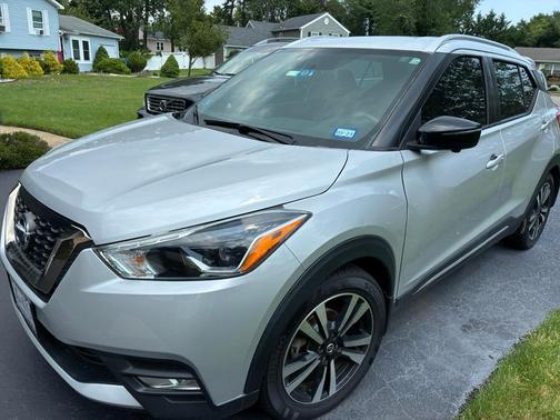 Silver 2019 Nissan Kicks SR