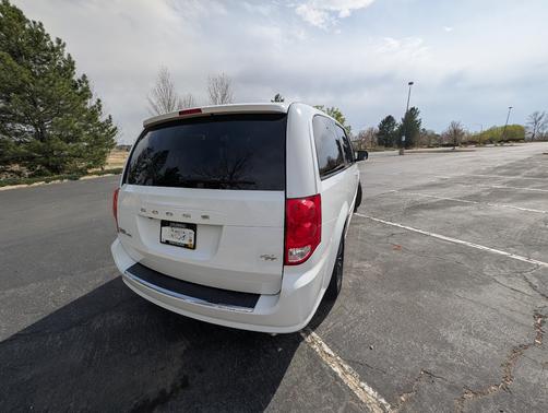 White 2016 Dodge Grand Caravan R/T