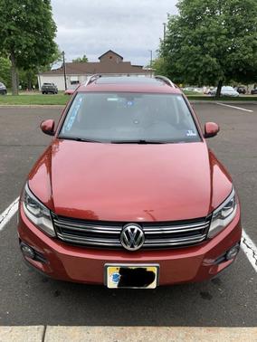 Red 2013 Volkswagen Tiguan SE