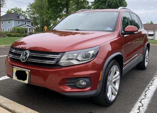 Red 2013 Volkswagen Tiguan SE