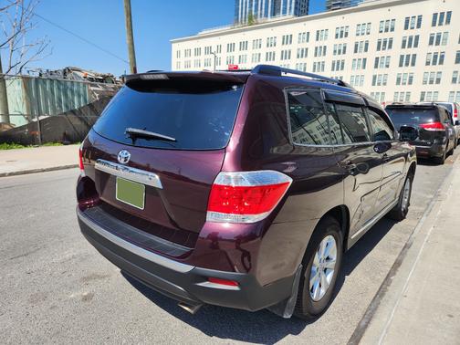 Purple 2012 Toyota Highlander SE