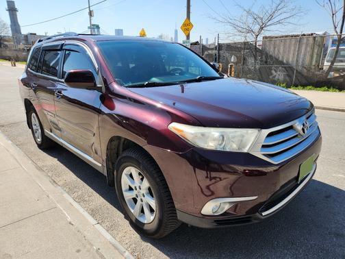 Purple 2012 Toyota Highlander SE