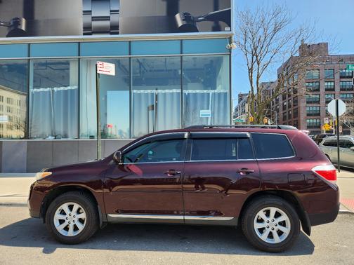 Purple 2012 Toyota Highlander SE