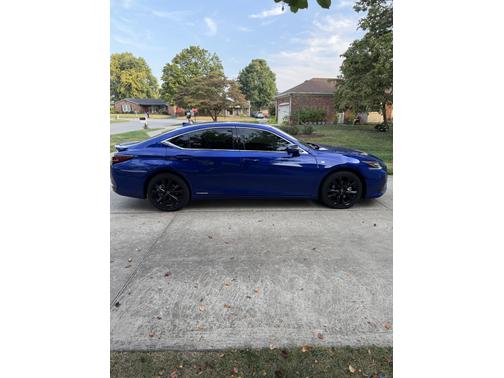 2022 Lexus ES 300h F SPORT