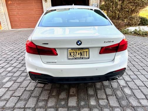 Photo 4 of 6 of 2018 BMW 540 i xDrive