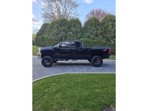 Black 2009 Chevrolet Silverado 2500 LT Crew Cab