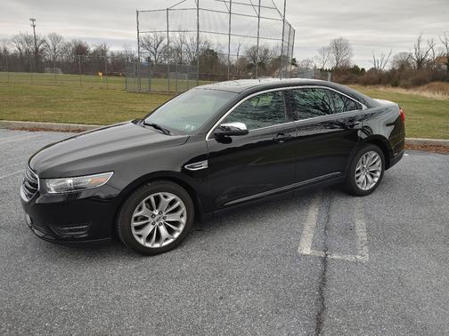 Black 2017 Ford Taurus Limited