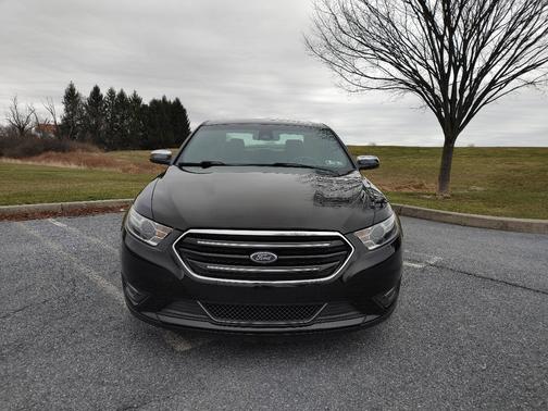 Black 2017 Ford Taurus Limited