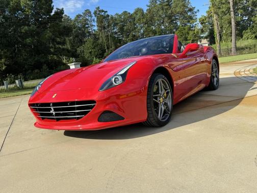 Red 2015 Ferrari California T