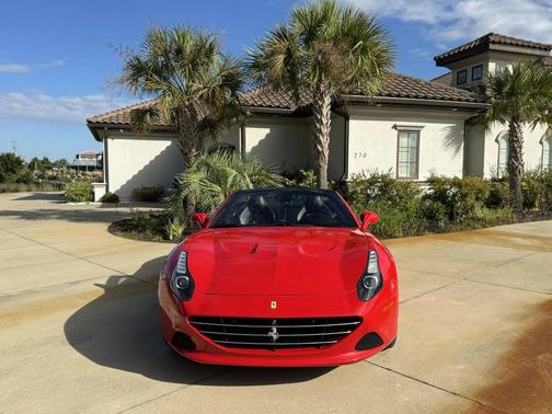 Red 2015 Ferrari California T