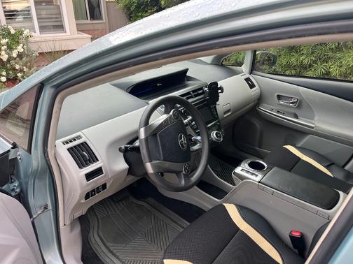 Green 2016 Toyota Prius v Five