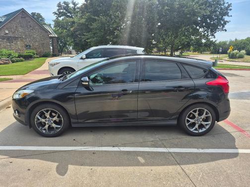 Black 2013 Ford Focus SE