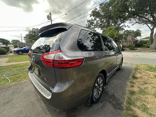 2018 Toyota Sienna XLE