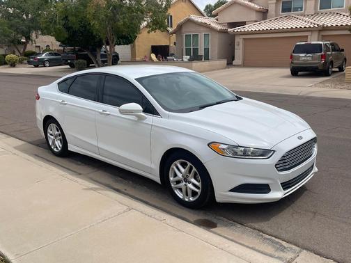 White 2015 Ford Fusion SE