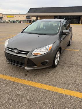 Gray 2014 Ford Focus SE
