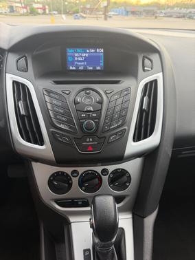 Gray 2014 Ford Focus SE