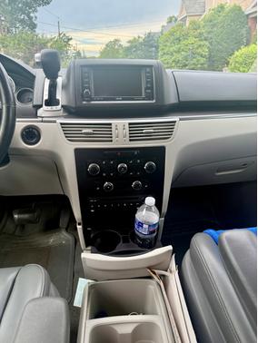 2010 Volkswagen Routan SE