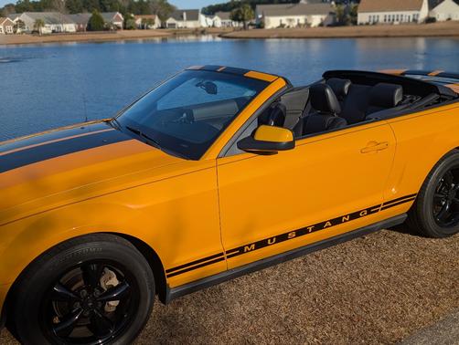 2007 Ford Mustang Deluxe