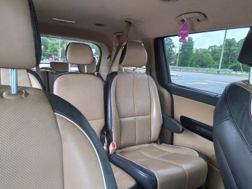 Red 2015 Kia Sedona EX