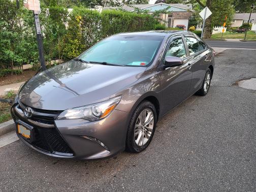 Photo 2 of 2 of 2015 Toyota Camry Hybrid SE
