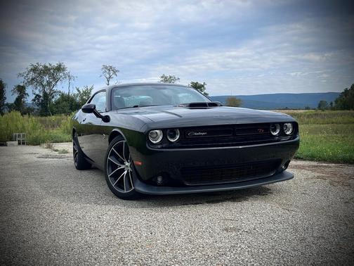 Black 2018 Dodge Challenger 392 Hemi Scat Pack Shaker