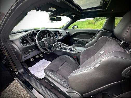 Black 2018 Dodge Challenger 392 Hemi Scat Pack Shaker