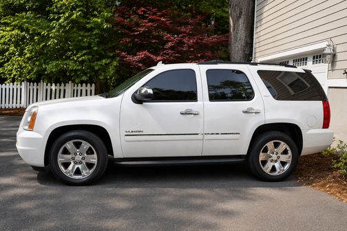 White 2011 GMC Yukon SLT