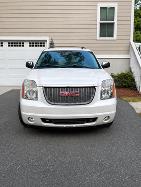 White 2011 GMC Yukon SLT