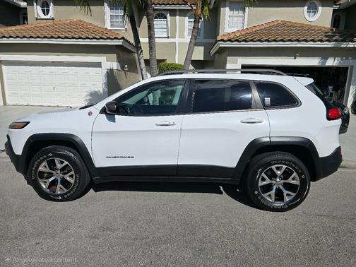 White 2014 Jeep Cherokee Trailhawk