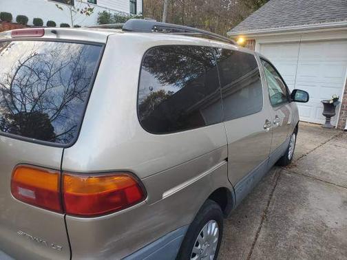 2000 Toyota Sienna XLE