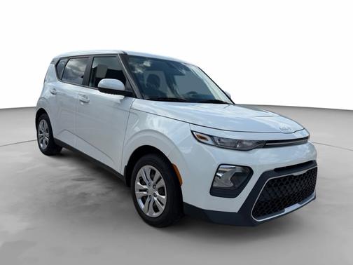 White 2022 Kia Soul LX