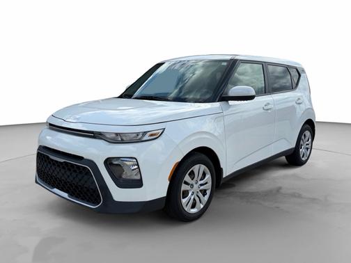 White 2022 Kia Soul LX