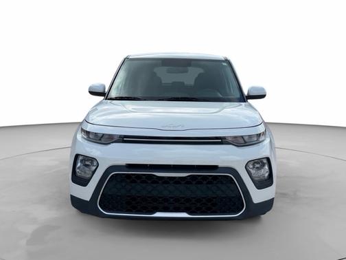 White 2022 Kia Soul LX