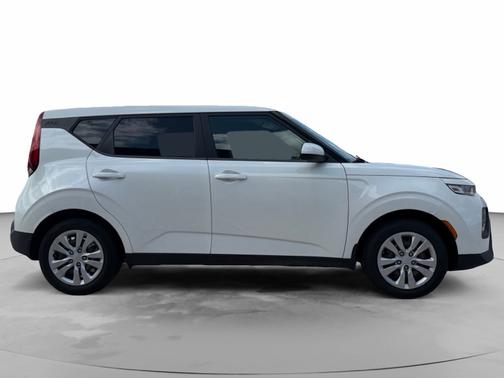 White 2022 Kia Soul LX
