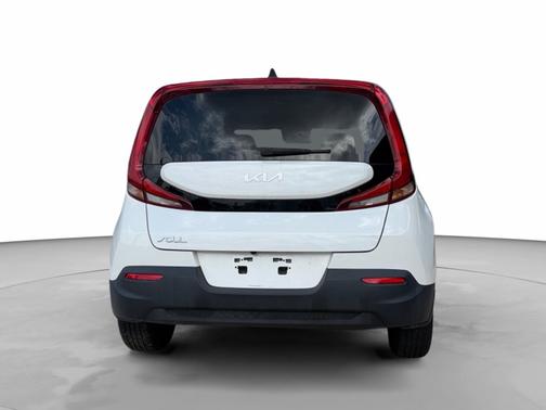 White 2022 Kia Soul LX