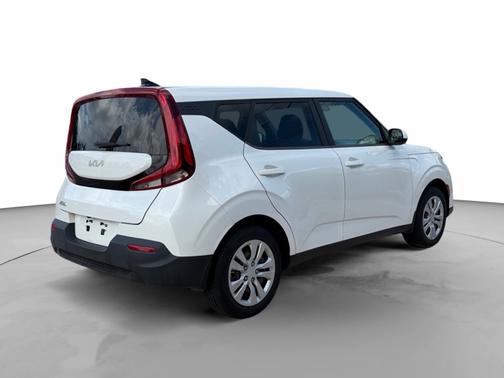 White 2022 Kia Soul LX