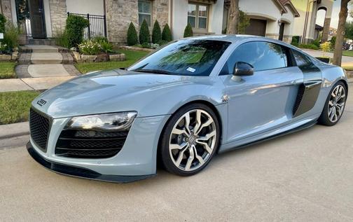 Gray 2010 Audi R8 5.2 quattro
