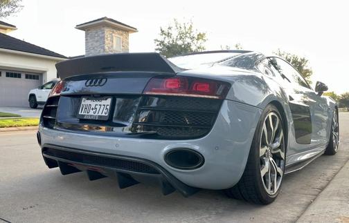 Gray 2010 Audi R8 5.2 quattro